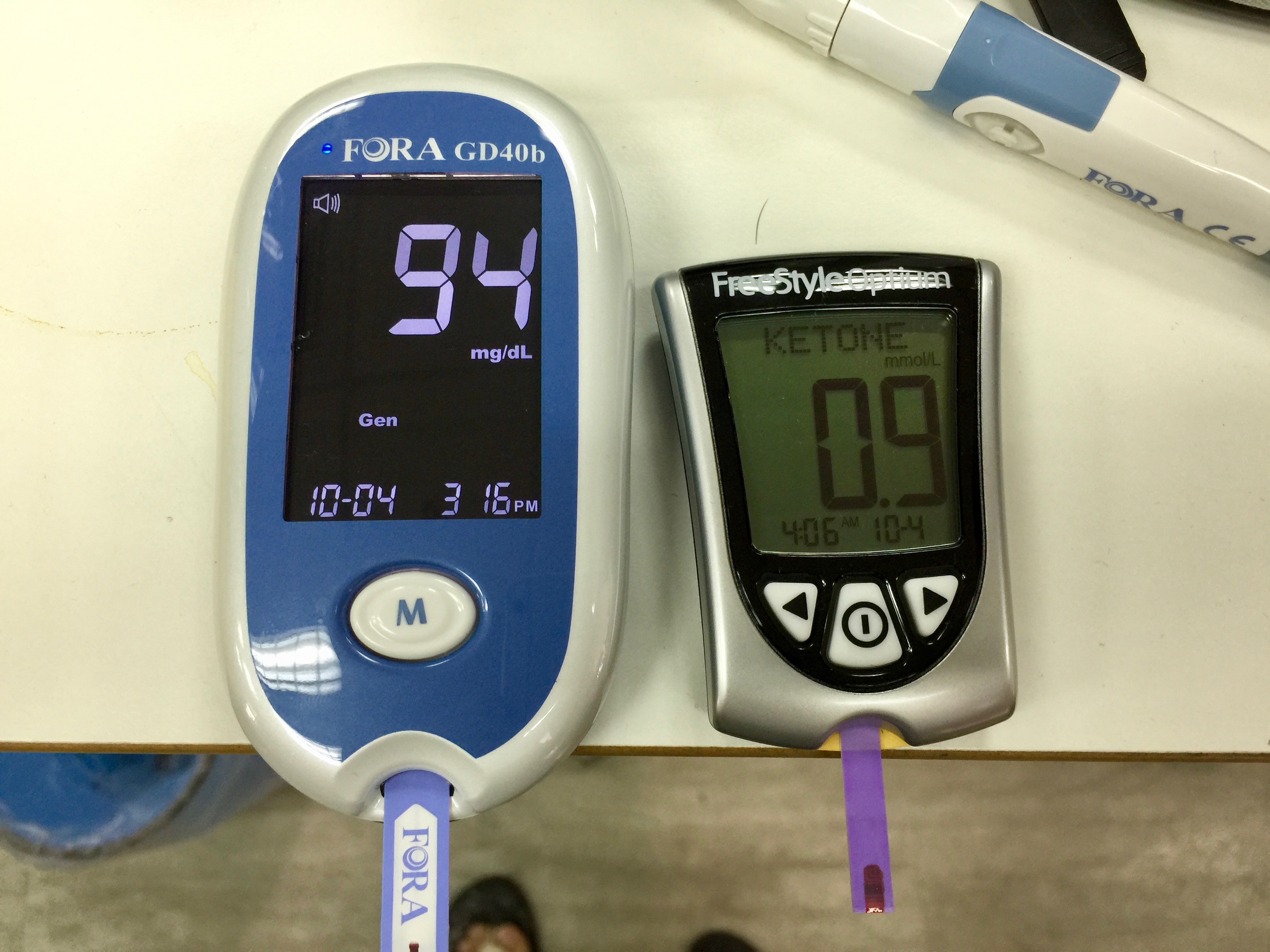 左邊是血糖機，右邊是血酮機